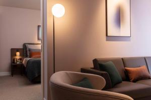 Next Hotel Melbourne, Curio Collection by Hilton的休息区