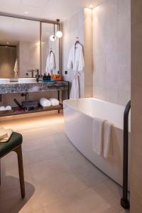 Next Hotel Melbourne, Curio Collection by Hilton客房内的一张或多张床位