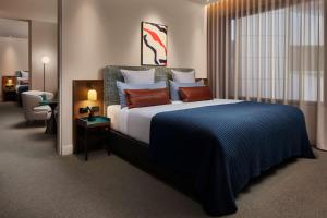Next Hotel Melbourne, Curio Collection by Hilton客房内的一张或多张床位