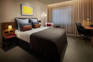 Next Hotel Melbourne, Curio Collection by Hilton客房内的一张或多张床位