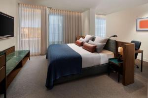 Next Hotel Melbourne, Curio Collection by Hilton客房内的一张或多张床位
