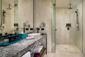 Next Hotel Melbourne, Curio Collection by Hilton的一间浴室