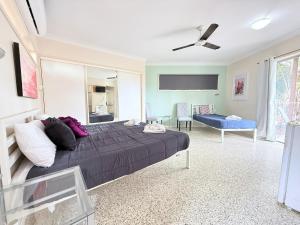 TV a/nebo společenská místnost v ubytování Emu Park Beach Resort