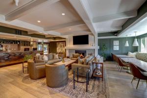 Una sala de estar llena de muebles y una chimenea. en Sonoma Valley Inn, Tapestry Collection by Hilton, en Sonoma
