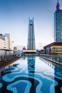 Humble House Taipei, Curio Collection by Hilton内部或周边的泳池