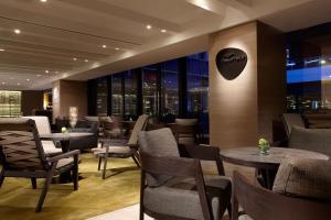 Humble House Taipei, Curio Collection by Hilton的休息区