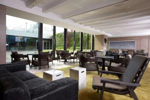 Humble House Taipei, Curio Collection by Hilton的休息区
