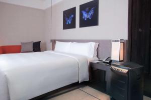 Humble House Taipei, Curio Collection by Hilton客房内的一张或多张床位
