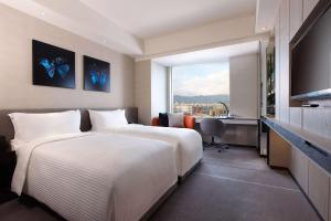 Humble House Taipei, Curio Collection by Hilton客房内的一张或多张床位