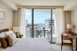 Ka Laʻi Waikiki Beach, LXR Hotels & Resorts客房内的一张或多张床位