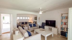 Μια τηλεόραση ή/και κέντρο ψυχαγωγίας στο Magnificent beach house with stunning ocean views!