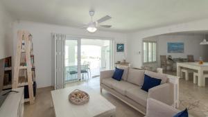 Χώρος καθιστικού στο Magnificent beach house with stunning ocean views!