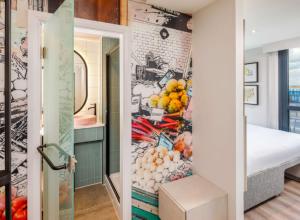 Spark by Hilton London Romford客房内的一张或多张床位