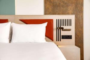 Spark by Hilton London Romford客房内的一张或多张床位