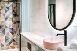Spark by Hilton London Romford的一间浴室