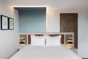 Spark by Hilton London Romford客房内的一张或多张床位