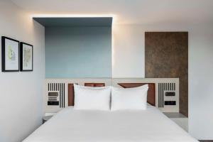 Spark by Hilton London Romford客房内的一张或多张床位