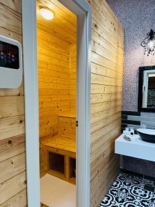 Koupelna v ubytování JMR Splendor - Private Sauna & Bathtub Suites