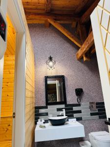 ein Badezimmer mit Waschbecken und Spiegel in der Unterkunft JMR Splendor - Private Sauna & Bathtub Suites in Constanţa + 72 Fotos