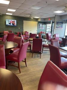 Posezení v ubytování Days Inn by Wyndham Virginia Beach At The Beach