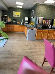 Příslušenství pro přípravu čaje a kávy v ubytování Days Inn by Wyndham Virginia Beach At The Beach