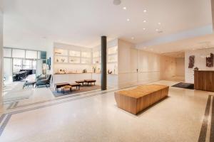 新奥尔良Hotel Theo New Orleans, Tapestry Collection by Hilton的带桌子和沙发的客厅 更多37张照片