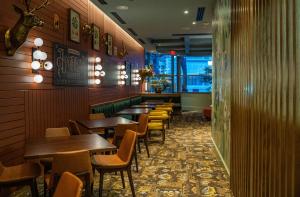 Hotel Theo New Orleans, Tapestry Collection by Hilton餐厅或其他用餐的地方