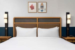 Hotel Theo New Orleans, Tapestry Collection by Hilton客房内的一张或多张床位