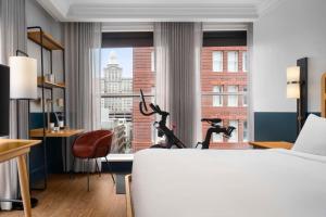 Hotel Theo New Orleans, Tapestry Collection by Hilton客房内的一张或多张床位