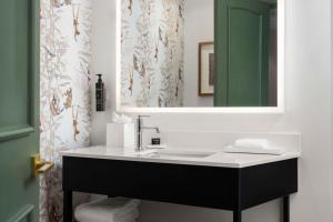 Hotel Theo New Orleans, Tapestry Collection by Hilton的一间浴室