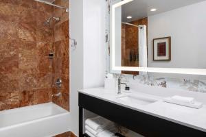 Hotel Theo New Orleans, Tapestry Collection by Hilton的一间浴室