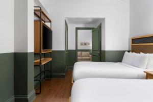 Hotel Theo New Orleans, Tapestry Collection by Hilton客房内的一张或多张床位
