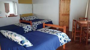 Postel nebo postele na pokoji v ubytování Hostal El Colibri