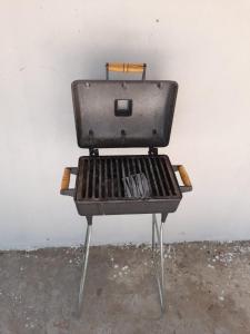 une mallette assise sur un banc dans l'établissement Abelha & Peixe Boi, à Santo Amaro