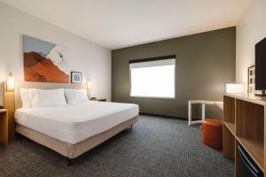 Postel nebo postele na pokoji v ubytování Spark By Hilton Las Vegas Airport