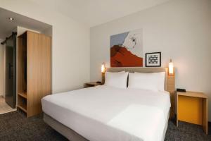 Postel nebo postele na pokoji v ubytování Spark By Hilton Las Vegas Airport