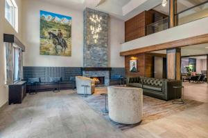 Posezení v ubytování The Newberry Hotel Bend, Tapestry Collection by Hilton