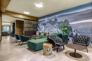 Posezení v ubytování The Newberry Hotel Bend, Tapestry Collection by Hilton