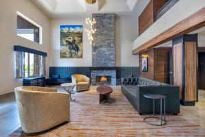 Posezení v ubytování The Newberry Hotel Bend, Tapestry Collection by Hilton