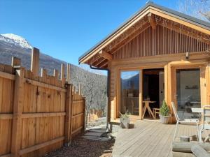 布里昂松Petit chalet neuf indépendant 2 pers "La cabane de Jean "的木屋设有围栏和木甲板