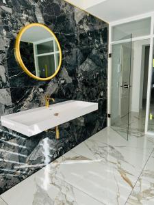 Ένα μπάνιο στο Unterkunft-Golden-Rooms