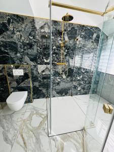 Ένα μπάνιο στο Unterkunft-Golden-Rooms