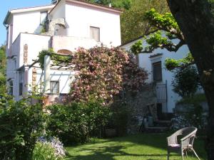 una casa con un cespuglio di fiori in giardino di Pietra Rosa a Tramonti