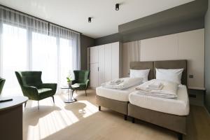 Postel nebo postele na pokoji v ubytování Taunus Suites