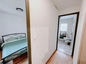 een spiegel in een kamer met een bed en een badkamer bij La Casa de Pipo Au cœur de Sarlat in Sarlat-la-Canéda