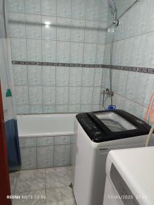 Un pequeño baño con inodoro y bañera. en Casa en arriendo, en Quintero