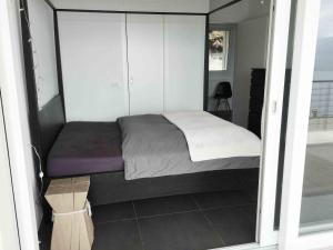 カンネロ・リヴィエーラにあるCasa La Solariaの小さなベッドルーム(ベッド1台付)