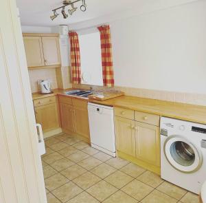 eine Küche mit Spüle und Waschmaschine in der Unterkunft The Old Brewery, 5 Seymour Buildings in Sherborne