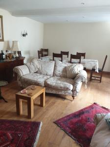 ein Wohnzimmer mit Sofa und Tisch in der Unterkunft The Old Brewery, 5 Seymour Buildings in Sherborne