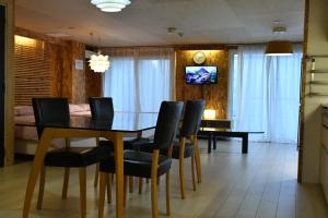 a dining room with a dining table and chairs at 下町の穴場 キッチン完備 長期滞在に最適なお部屋 Rapyuta monthly apartment in Kyoto